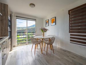 a dining room with a table and chairs and a window at Live La Palma Lomo La Crucita in Lomo Machín