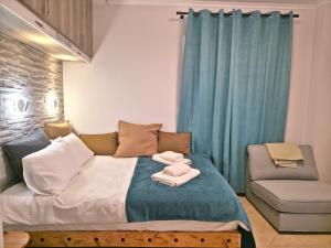 Ένα ή περισσότερα κρεβάτια σε δωμάτιο στο Andri Studio +10 φωτογραφίες