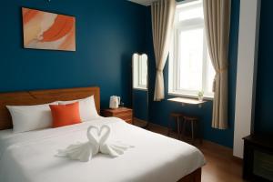 Postel nebo postele na pokoji v ubytování Thu Hiền hotel Gần Chợ có Máy Chiếu