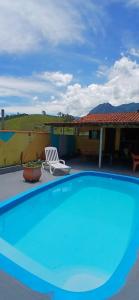 Bazén v ubytování ALTO DA COLINA LOCAÇÃO COM KITNETES e INFRA - Próximo do Centro de Penedo nebo v jeho okolí