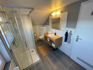 Funnenser Deichhaus في انجرلاند: اطلالة علوية على حمام مع مغسلة ودش +18 صورة