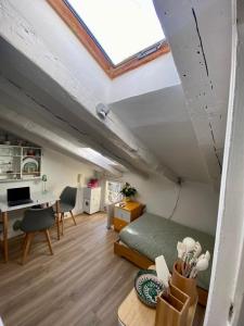 a bedroom with a bed and a desk in a attic at Buhardilla en Chueca, a pasos de Gran Vía in Madrid