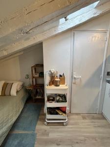 a room with a bunk bed and a closet at Buhardilla en Chueca, a pasos de Gran Vía in Madrid
