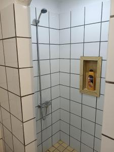 Un baño con ducha con una cara en una caja. en Riad La Belle Vue, en Boumalne