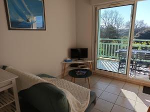 Et tv og/eller underholdning på L'Orée du Golf - Balcon & Parking