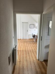 Habitación vacía con suelo de madera y habitación con mesa en Monteurwohung, Wohnung Möbliert, 55543 Bad Kreuznach, en Bad Kreuznach 5 fotos más