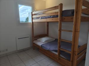 En eller flere senge i et værelse på L'Orée du Golf - Balcon & Parking