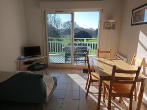 Et tv og/eller underholdning på L'Orée du Golf - Balcon & Parking + 8 billeder