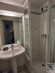 Et badeværelse på L'Orée du Golf - Balcon & Parking