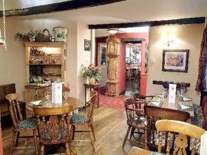 Un comedor con una mesa y algunas sillas. en The Chequers Inn, en Froggatt