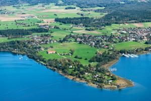 een luchtzicht op een eiland in een meer bij BergSeeMomente in Breitbrunn am Chiemsee
