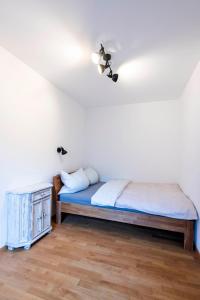 een bed in een kamer met een plafond bij BergSeeMomente in Breitbrunn am Chiemsee