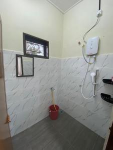 Ένα μπάνιο στο Ayah Su Homestay Atas Tol