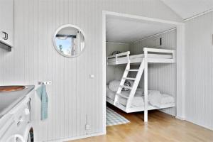 Cottage near the beach with guesthouse SE09165 في Sörtegen: غرفة بسريرين بطابقين ومرآة
