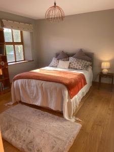 Postel nebo postele na pokoji v ubytování Tanvally Stud