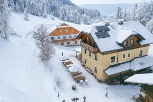 an aerial view of a house in the snow at Ferienwohnung Steinacherhof in Arriach