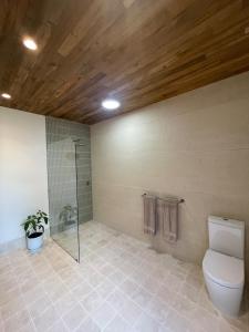 een badkamer met een douche en een toilet. bij Hafvilla Retreat in Margaret River Town