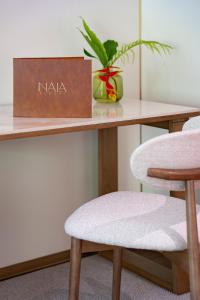 Nala Resort في ميشن بيتش: طاولة عليها كرسي وزرع