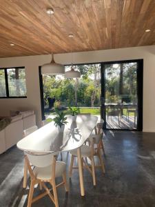 een eetkamer met een witte tafel en stoelen bij Hafvilla Retreat in Margaret River Town