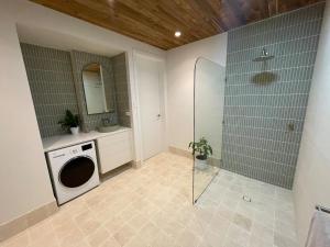 een badkamer met een wasmachine en een douche bij Hafvilla Retreat in Margaret River Town +29 foto's