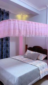 Ένα ή περισσότερα κρεβάτια σε δωμάτιο στο The Royal Route Apartment +9 φωτογραφίες