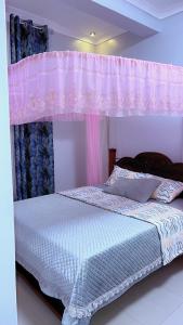 Ένα ή περισσότερα κρεβάτια σε δωμάτιο στο The Royal Route Apartment