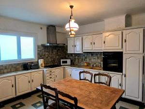 Η κουζίνα ή μικρή κουζίνα στο Gîte Le Coquelicot Jardins de Marie