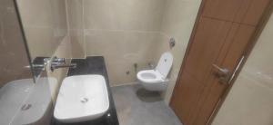 Un baño de Hotel R K LUXE