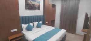 Una cama o camas en una habitación de Hotel R K LUXE