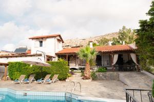 una villa con piscina y una casa en Villa Suites Lagonisi Luxury, en Lagonisi