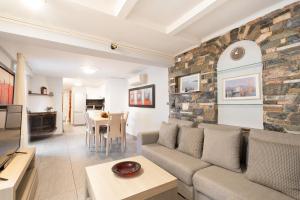 una sala de estar con un sofá y una mesa en Villa Suites Lagonisi Luxury, en Lagonisi