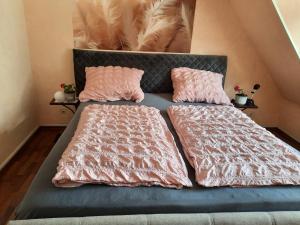 Postel nebo postele na pokoji v ubytování NEU! Ferienwohnung Unterfranken