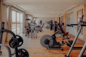 Agafay Yes We Camp Restaurant & Spa في Aït Mazou: صالة ألعاب رياضية مع مجموعة من أجهزةالجري والأجهزة