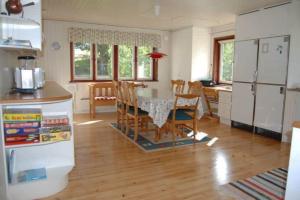 Η κουζίνα ή μικρή κουζίνα στο Spacious cottage in Svanesund near beach and grocery store SE09163