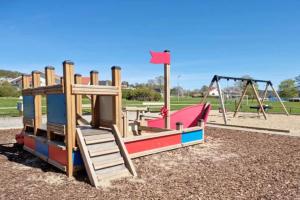 Ο χώρος παιχνιδιού για παιδιά στο Spacious cottage in Svanesund near beach and grocery store SE09163