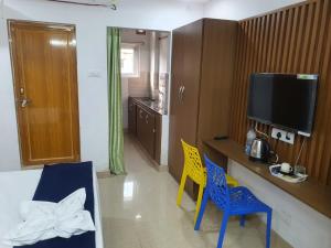 Μια τηλεόραση ή/και κέντρο ψυχαγωγίας στο Srinivasa Grand +11 φωτογραφίες