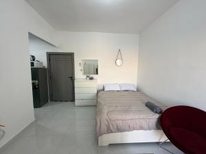 Кровать или кровати в номере Khalidiya Studio