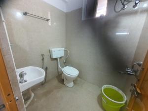 Ένα μπάνιο στο Srinivasa Grand