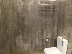 een badkamer met een toilet en een douche bij Amandaa Homestay in Dikwella +30 foto's