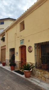 Un edificio con plantas en macetas en frente de él. en CA TONI, en Darmós