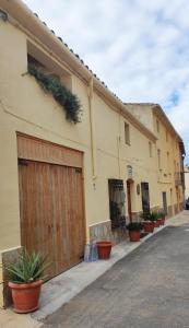 un edificio con dos puertas de garaje y macetas en CA TONI, en Darmós