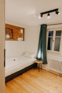 En eller flere senge i et værelse på Fachwerk Loft - Parken - Balkon - Appartement am Kocher & Stadtpark