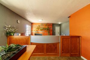 Η κουζίνα ή μικρή κουζίνα στο Woodfield Inn & Suites Hotel O, Yoakum TX 111