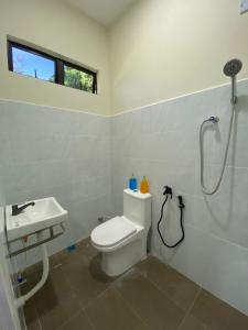 Ένα μπάνιο στο Ayah Su Homestay Atas Tol