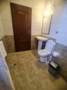 Ένα μπάνιο στο FBK Guest House +26 φωτογραφίες