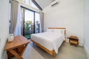 En eller flere senge i et værelse på Oasis Pandawa 10A - Private Cozy Villa with Pool + 10 billeder