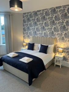 ein Schlafzimmer mit einem großen Bett mit zwei Handtüchern darauf in der Unterkunft 4 ABBOTSFORD , KELSO Town Centre in Kelso