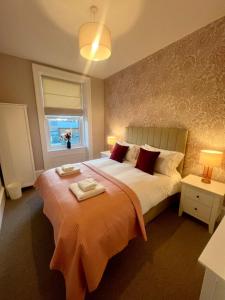 ein Schlafzimmer mit einem großen Bett und einem Fenster in der Unterkunft 4 ABBOTSFORD , KELSO Town Centre in Kelso