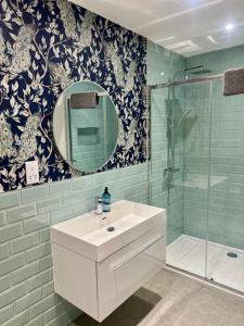 ein Badezimmer mit Waschbecken, Dusche und Spiegel in der Unterkunft 4 ABBOTSFORD , KELSO Town Centre in Kelso