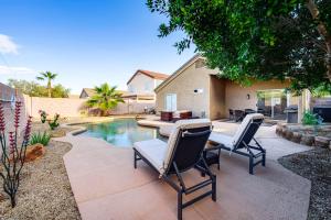 La pileta dentro o cerca de Swim and Unwind Wildrose Retreat in Mesa!